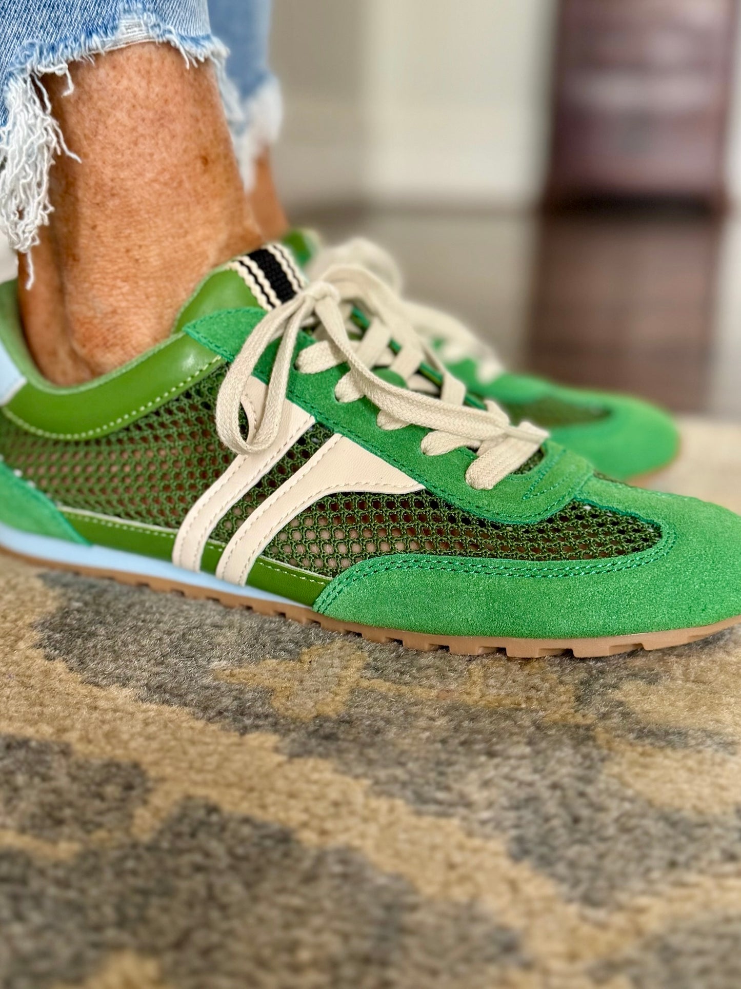Tennis shoes