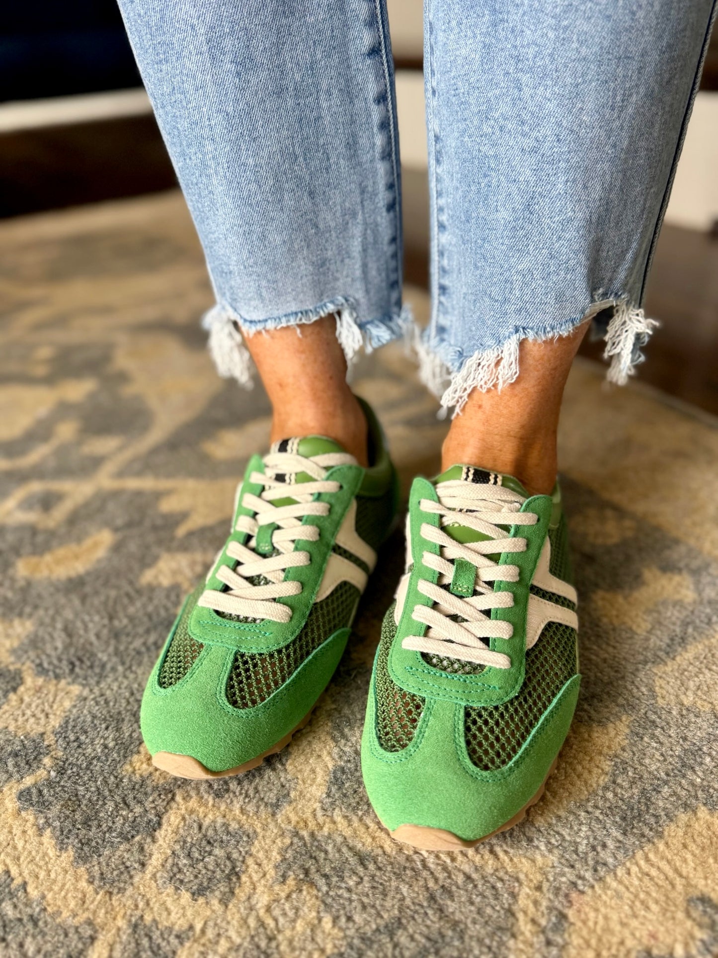 Tennis shoes
