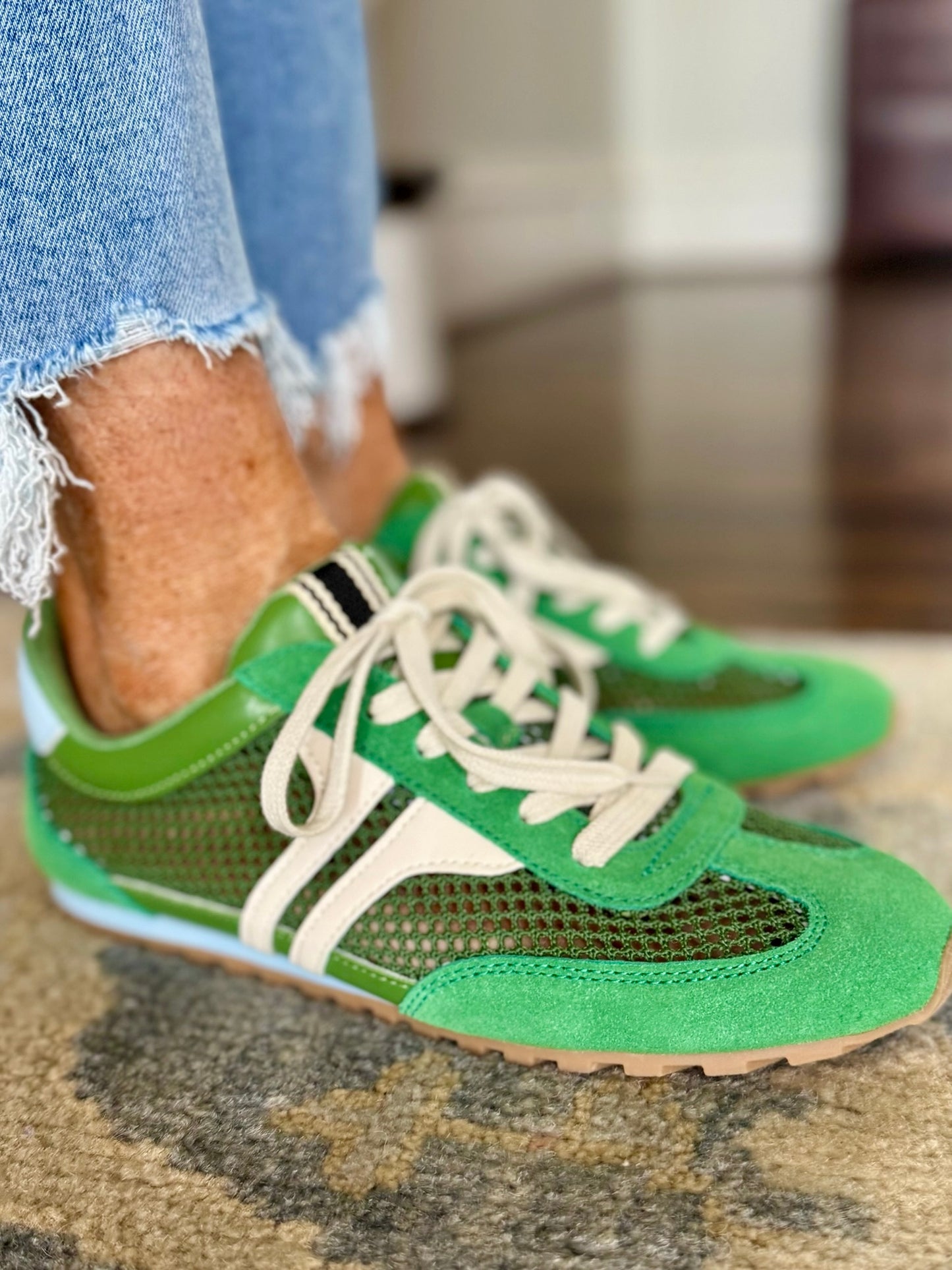 Tennis shoes